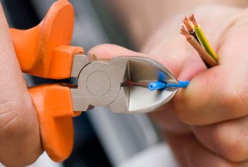 Electricitat Mimbrera i Vázquez electricista cortando cable